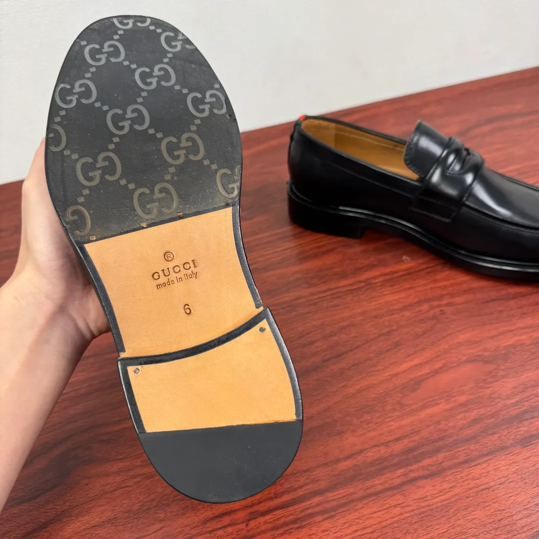 Batch 980 Gucci/Gucci new men's solid color leather loafers! These elegant loafers are crafted from soft glossy cowhide and are available in two styles. The upper is decorated with genuine leather buckles, adding low-key and unique logo pattern elements. Simple style design. Classic European and American last style. Standard style. Red and green webbing decoration on the heel embellishes brand style details. Select high-quality leather, look at the details for textured workmanship, dyed calfskin lining, uniform and delicate pores, soft and comfortable. Thickened leather outsole, composite rubber bottom sheet at the heel, excellent foot comfort, wear-resistant and non-slip, the first choice for light luxury, versatile for footwear, and comes with a full set of packaging! Size: 39-40-41-42-43-44 leather shoe size (38.45.46 can be customized) Item number: 812168 Leather black